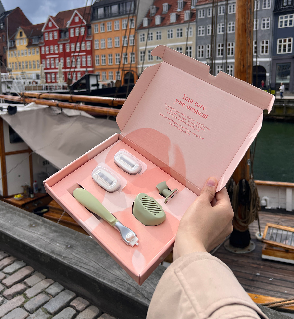 Geöffnetes Elome Starter Kit vor Nyhavn in Kopenhagen